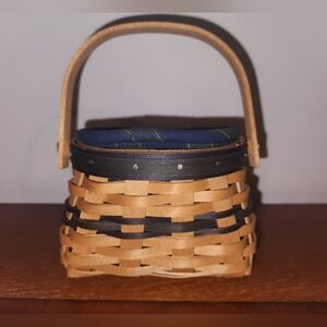 Longaberger 2003 Collectors Club Renewal Basket With Liner And Protector